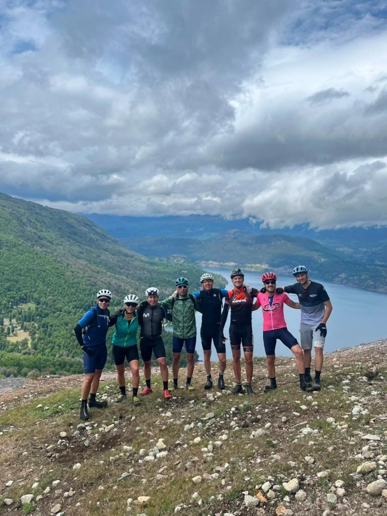 Grupo de ciclistas sobre un lago patagónico