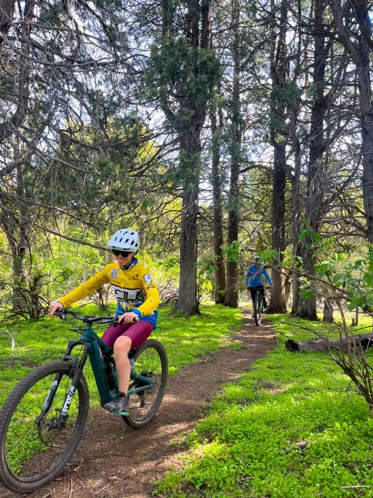 Ciclistas de mountain bike en un sendero forestal de Patagonia