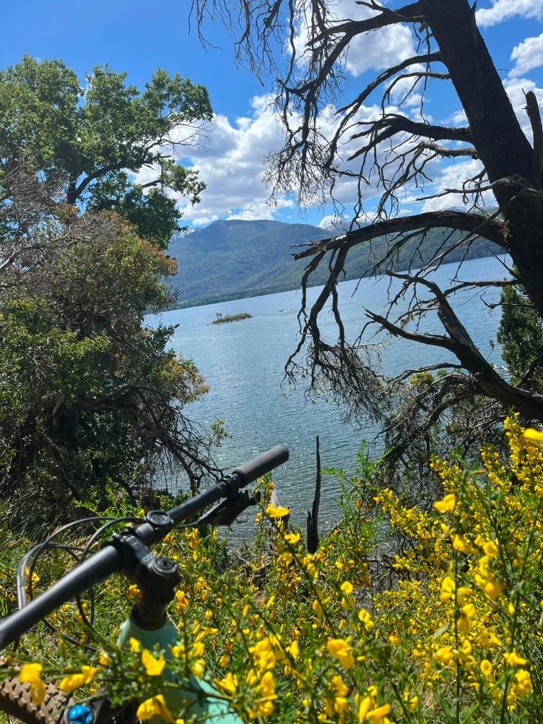 Vista al lago desde un sendero de mountain bike en Patagonia
